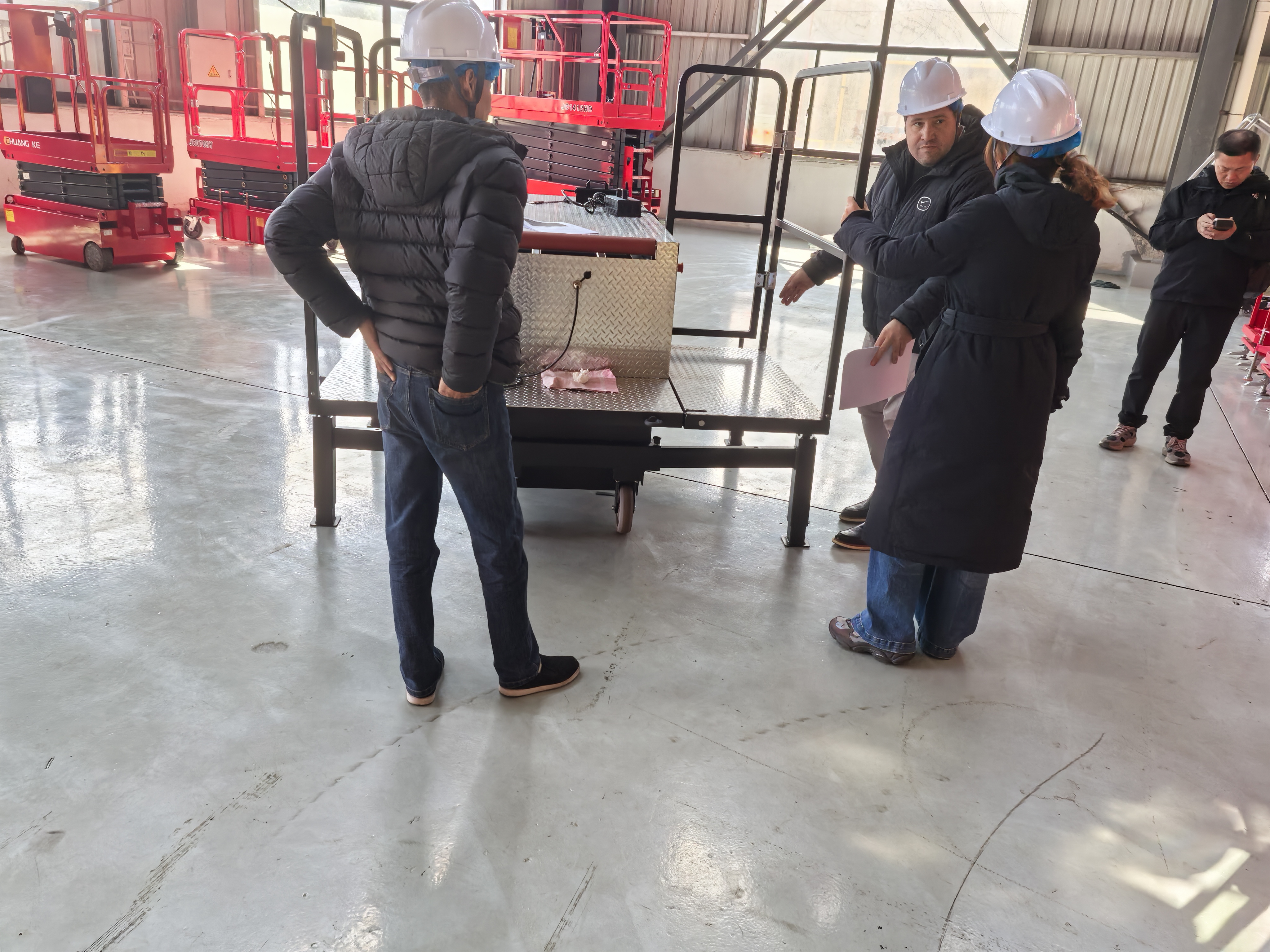 브라질 고객이 Zhejiang Wizplus Smart Equipment Ltd.를 방문하여 맞춤형 리프트 생산 안내
